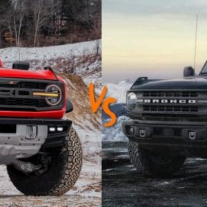 2022_Ford_Bronco_Raptor_vs_Ford_Bronco_Badlands.jpg