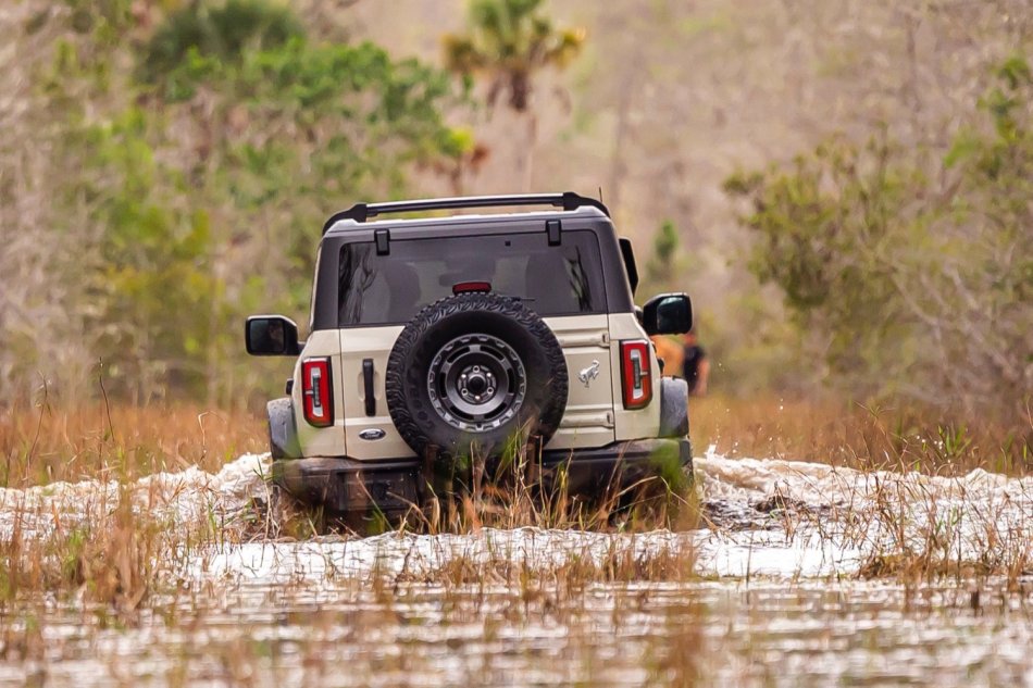 2022-Ford-Bronco-Everglades-Desert-Sand-Color-Press-Photos-Exterior-031-rear-spare-wheel-and-...jpeg